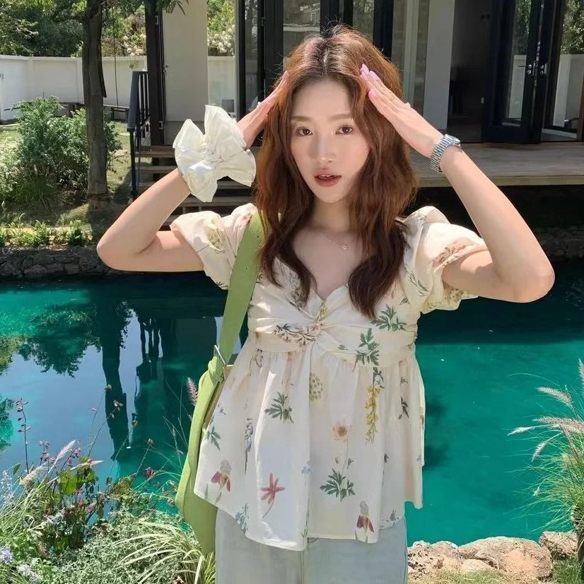 

2025 New Summer Vintage Floral Loose Thin Women's Shirt Design Sensation Casual Style Polyester Fiber Short Sleeve