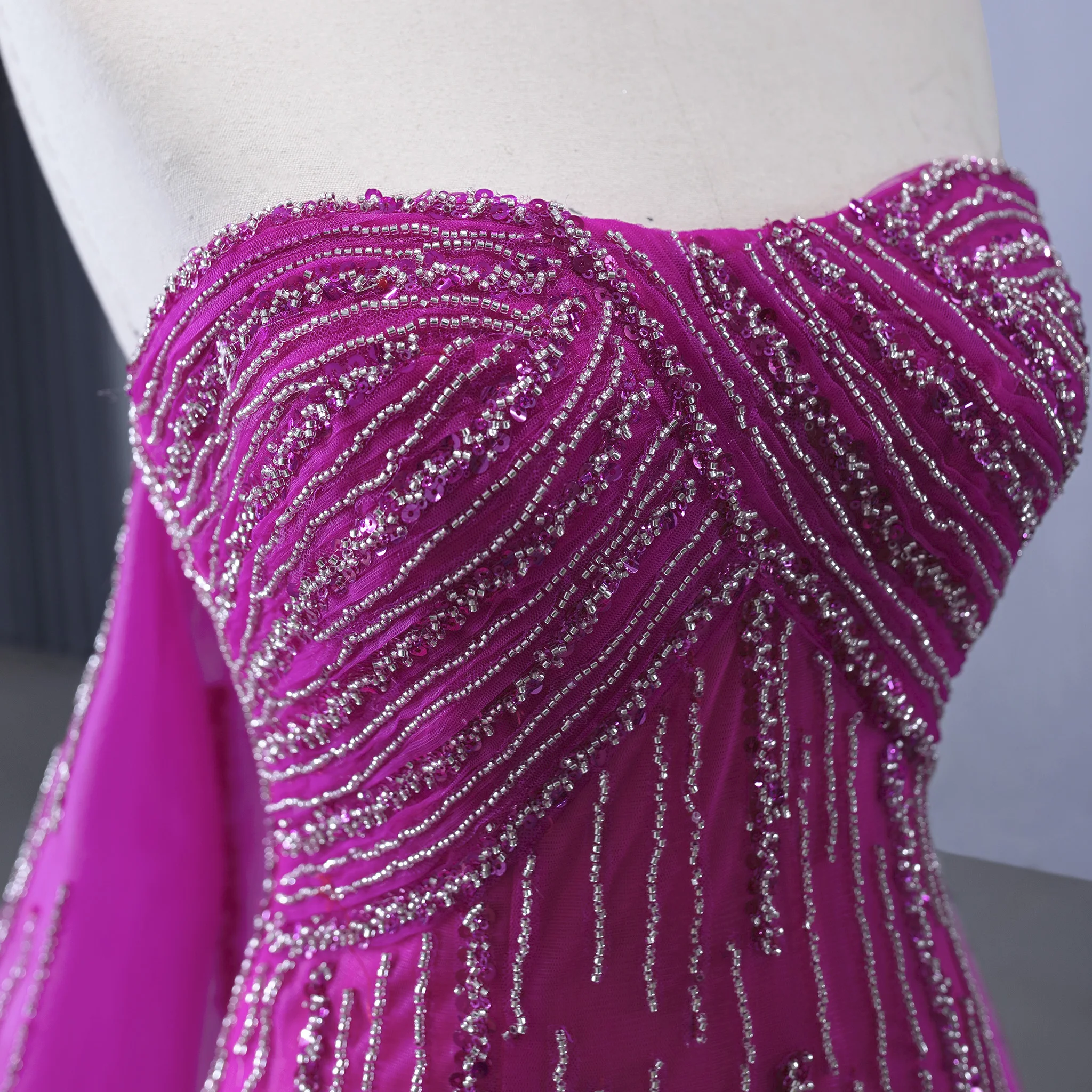 Suknia wieczorowa Rosymae, ekskluzywna, fuksjowa, zdobiona koralikami, bez ramiączek, o kroju trąbki, z peleryną na plecach, z trenem typu court, idealna na formalne okazje.