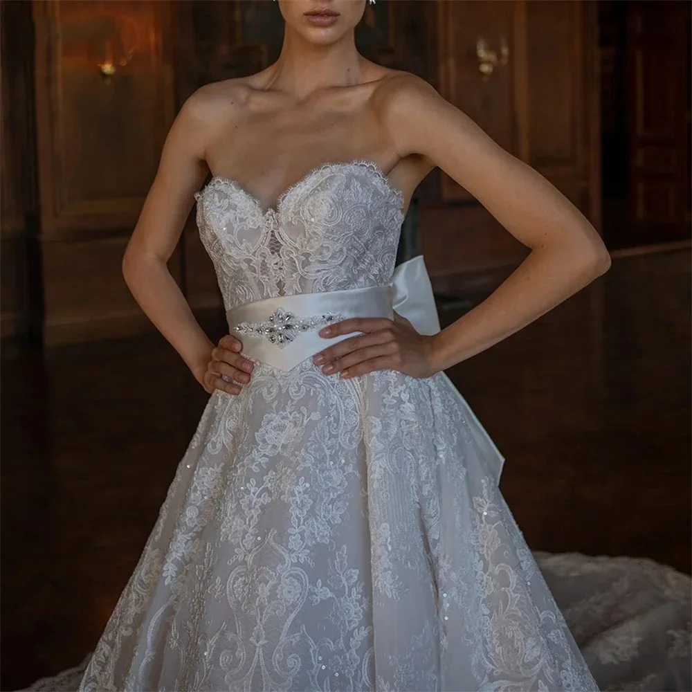 Maßgeschneidertes Luxus-Hochzeitskleid mit Spitze in A-Linie für Damen, herzförmiger Ausschnitt, ärmellose Brautkleider, Kristall-Schleppe-Kleid