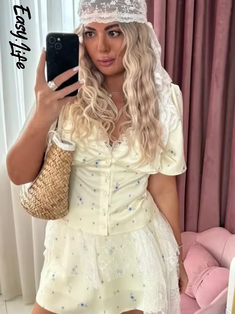 Elastic Lace Trim - ชุดกระโปรงลายดอกไม้สองชิ้น คอวีลึก แต่งลูกไม้ แขนพองสั้น กระดุมหน้า กระโปรงสั้น