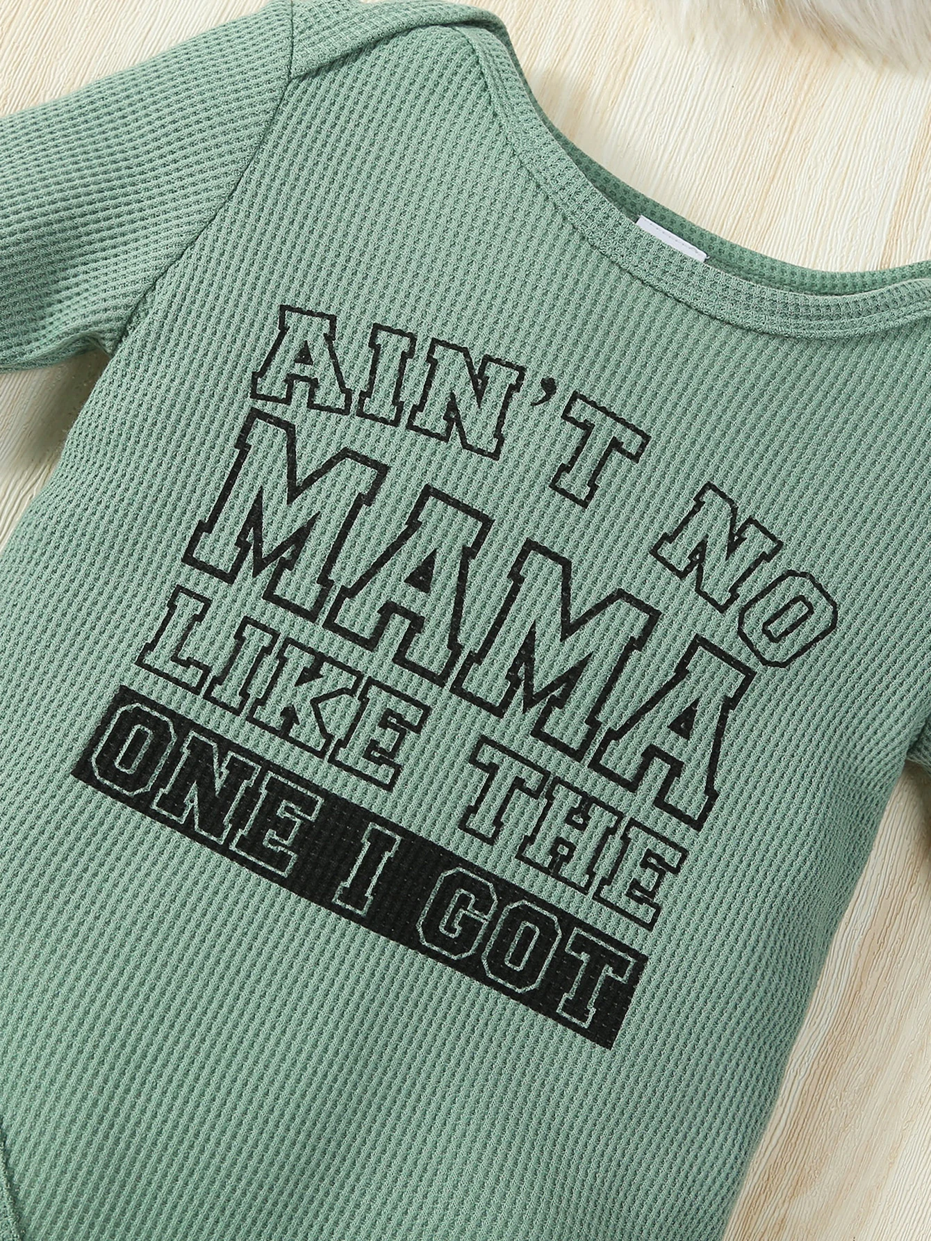 Zweiteiliges, modisches Freizeit-Set für Babys, bestehend aus einem langärmligen Strampler mit Alphabet-Motiv und einer langen Hose, ideal für Frühling und Herbst. – Detail 3