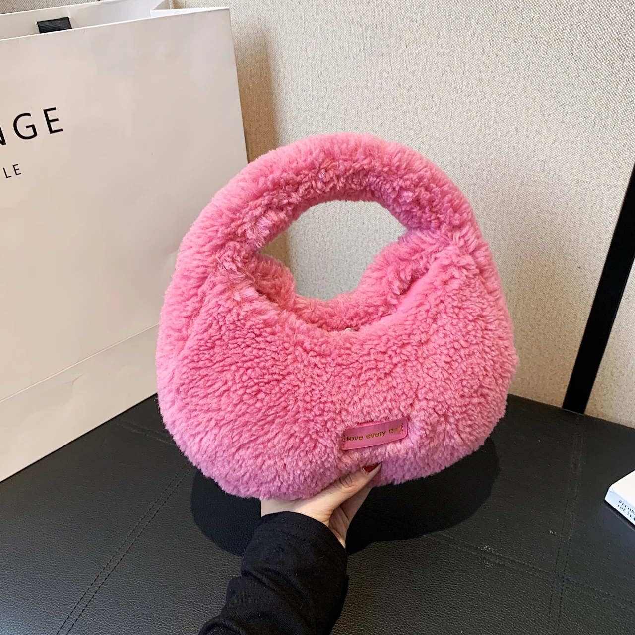 Half Moon Design Lamb Wool Handbag Clutch Bag For Women 2023 Winter Soft Fluffy Hand Bag Semicircle Plush Crossbody Bag bolsa