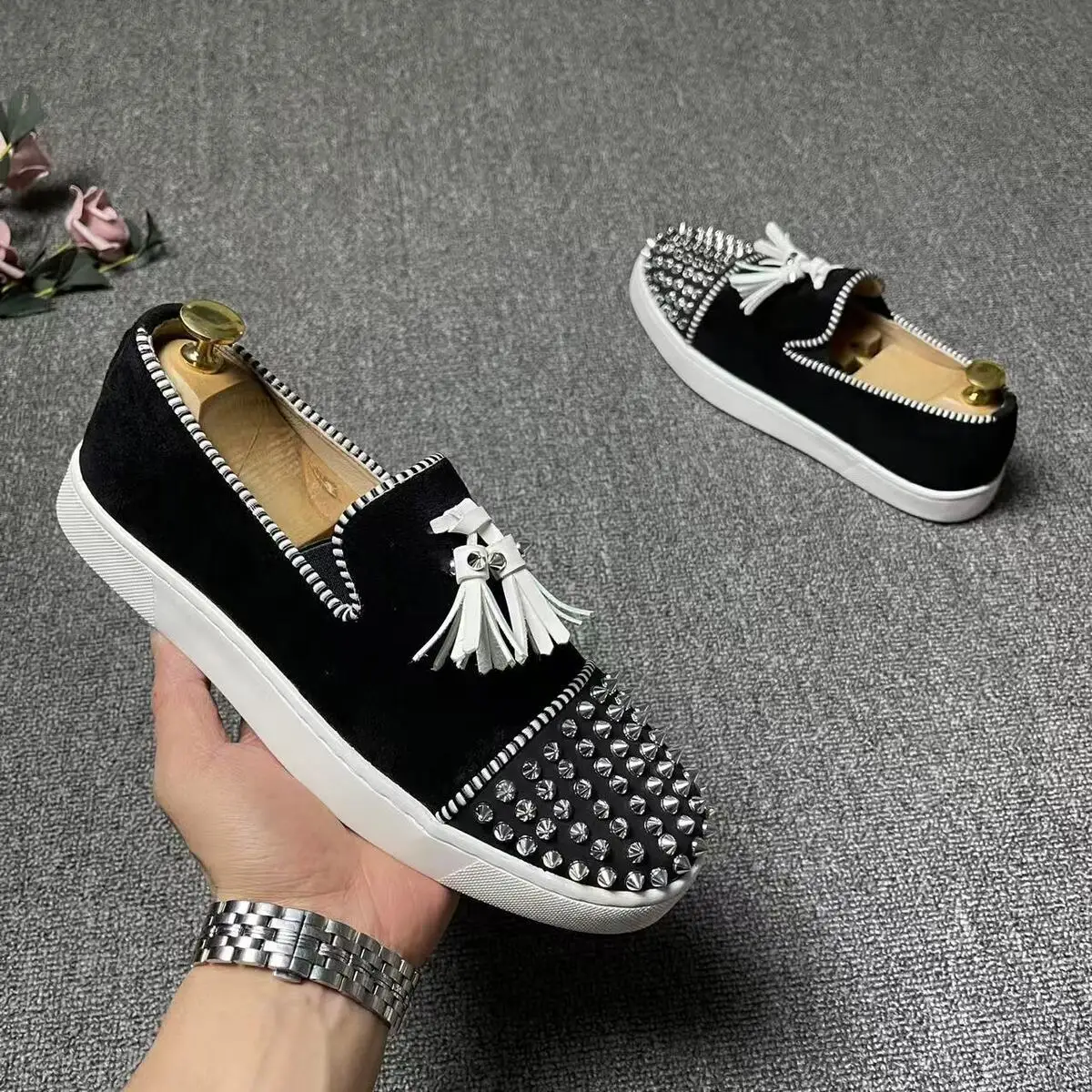 

Мужская модная обувь в стиле панк-рок с заклепками, обувь без шнуровки с кисточками, лоферы из коровьей замши, дизайнерские кроссовки с шипами, мужская обувь