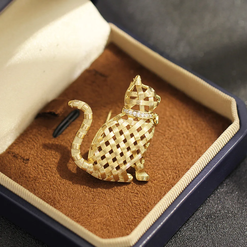 Design Sense Knitted Gold Kitten Brooch Cute and Versatile Exquisite Diamond-encrusted Animal Pet Cat Pin Women's Model