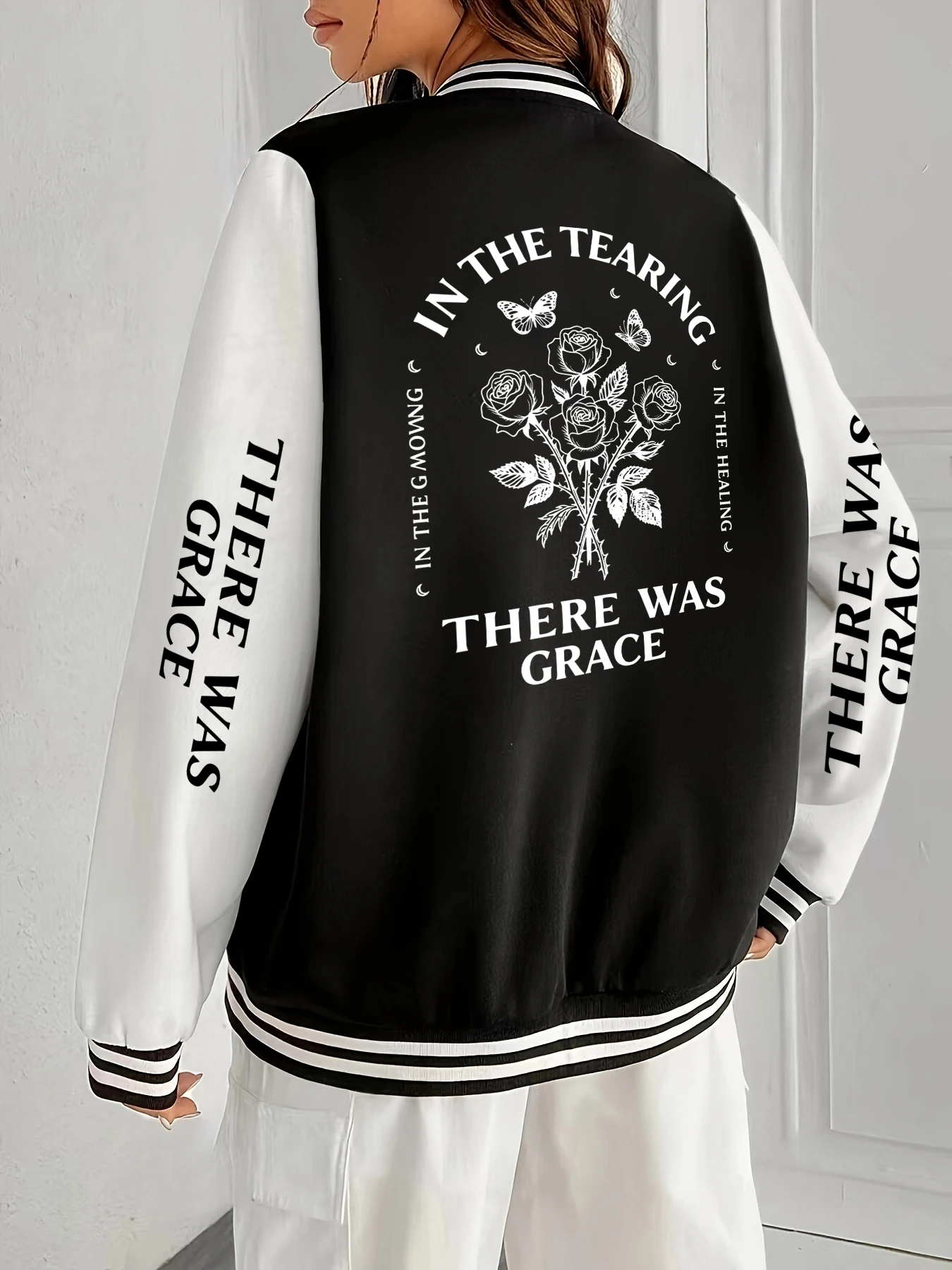 

Butterflies Fly Around Roses Print Jacket Woman Soft Comfortable Sportswear Street Vintage Jackets Autumn Casual Baseball Jersey