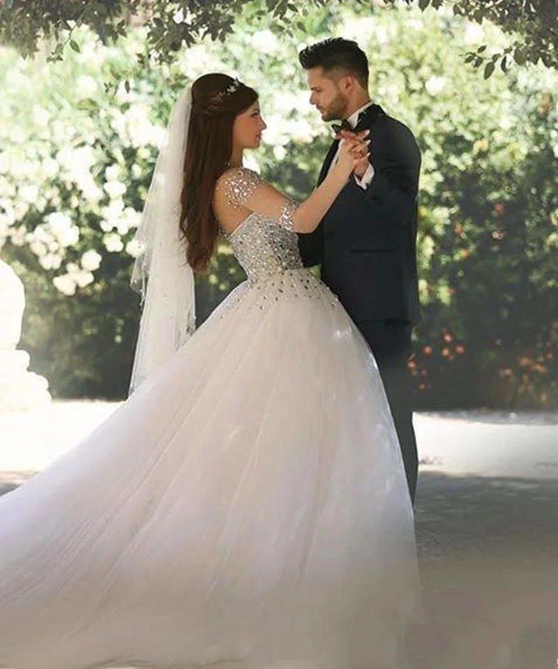 Abiti da sposa A maniche lunghe di lusso arabo Dubai una linea di abiti da sposa con perline trasparenti con scollo tondo per le donne Tulle Vestidos De Novia