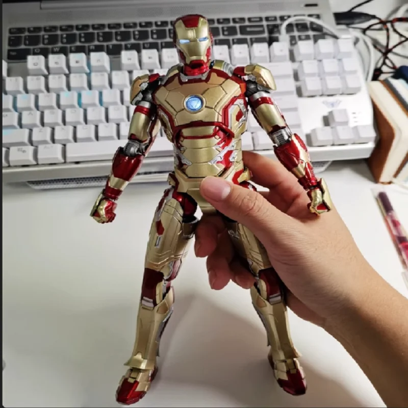공식 정품 아이언 맨 빛나는 장난감 1/7 Mk42 이동식 25.9cm 액션 입상 조립 Mk43 모델 소년 Mk46 생일 선물