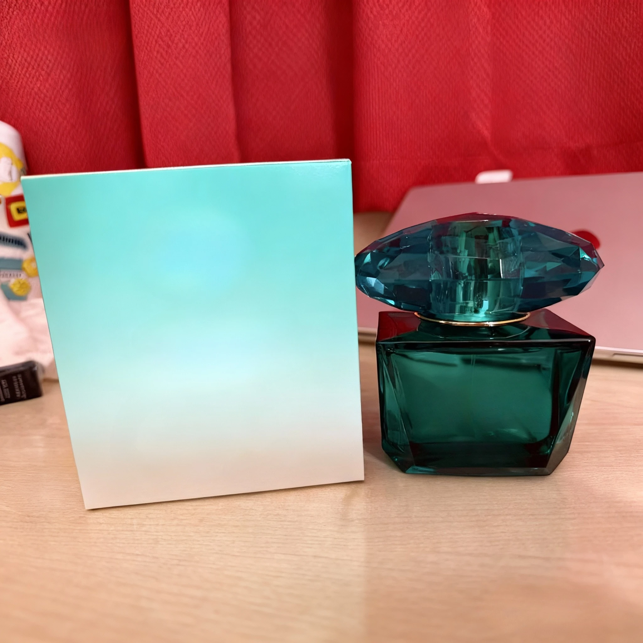 Il profumo di marca da 90 ml lancia una ricca fragranza perfetta per gli pendolari di tutti i giorni evidenziando la sofisticazione della vitalità