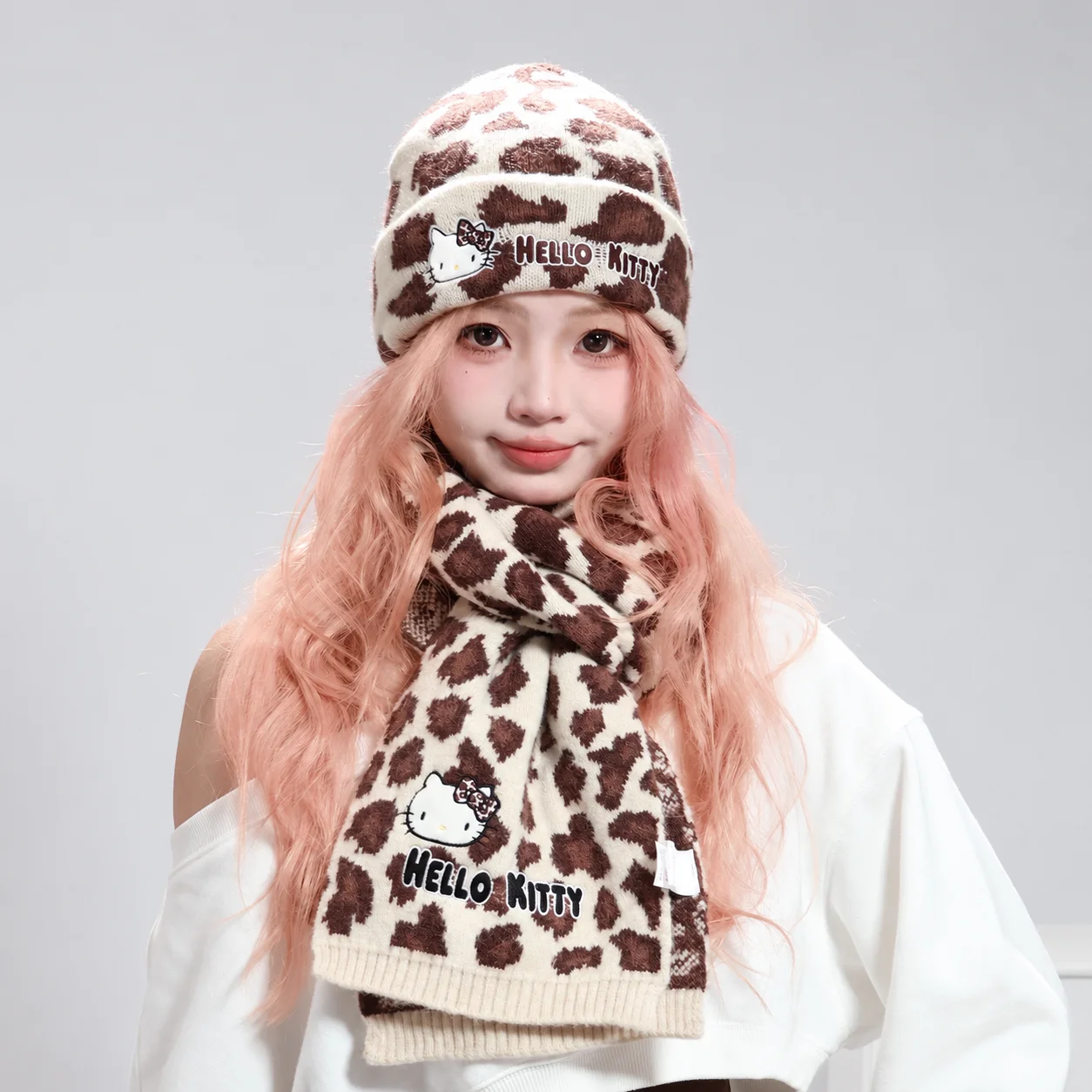 Sanrio Hello Kitty set met een muts en sjaal met luipaardprint, perfect voor de herfst en winter. Een warme muts, een schattig accessoire voor jonge dames, ideaal om u te beschermen tegen de kou. Een