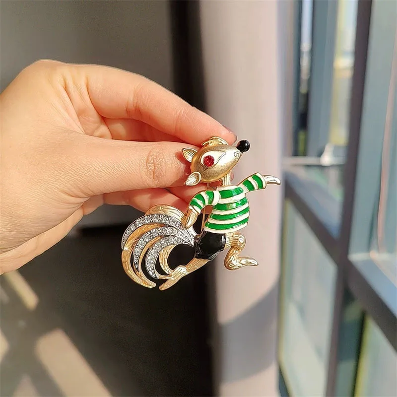 Vintage Animal Cute Squirrel Brooch Enamel Pin Brooches Badges Jewelry for Suit Jacket Accessories Broche Decorativo De Ropa