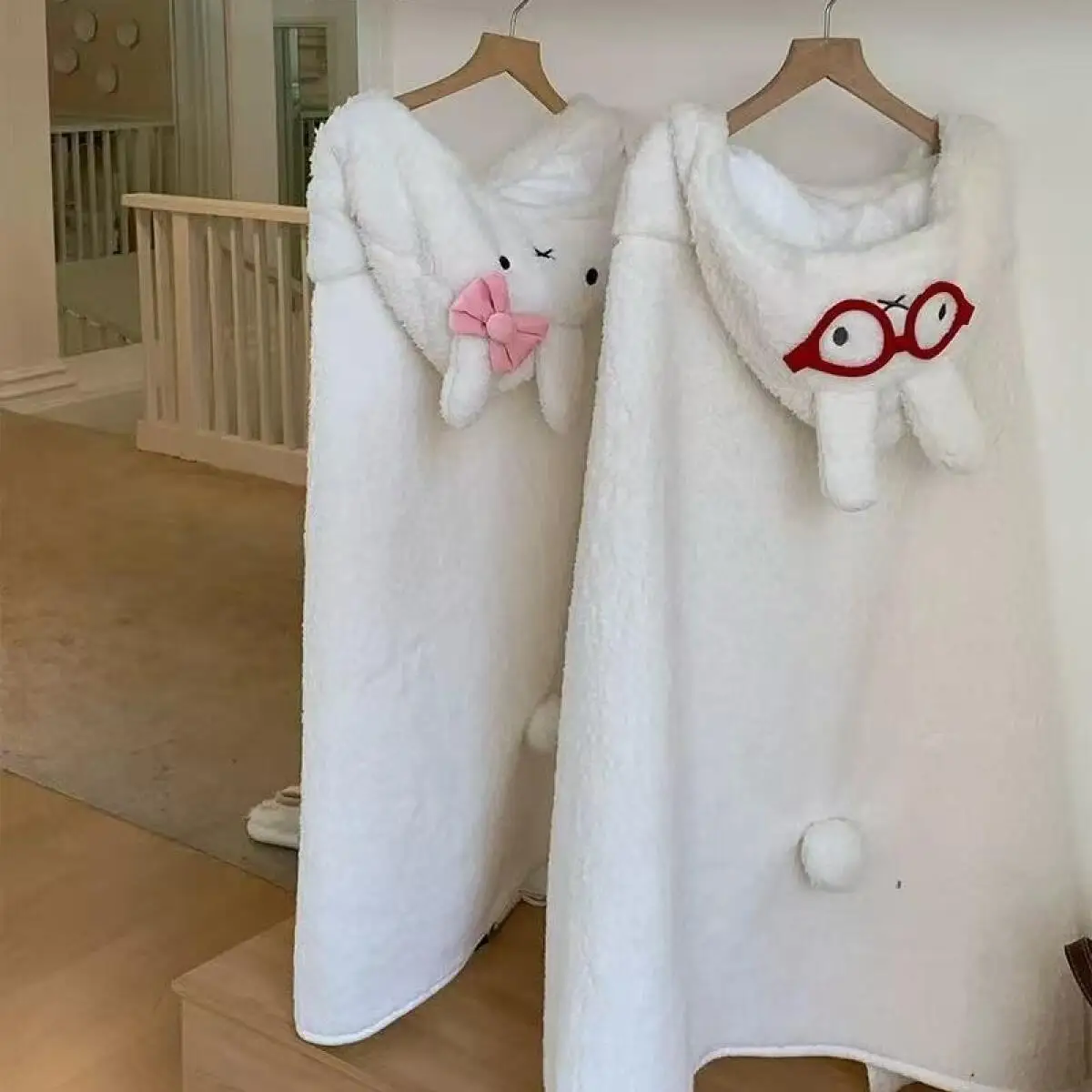 Miffy Kawaii châle maison canapé petite couverture étudiant bureau épais laine d'agneau climatisation couverture à capuche châle Cape