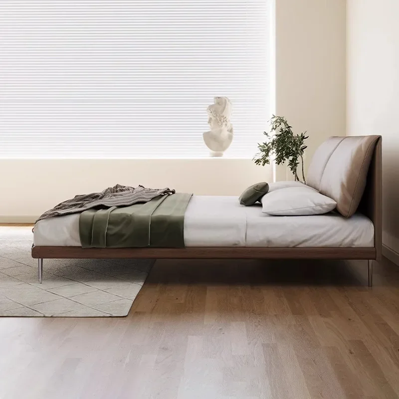 Semplice letto con borsa morbida retrò in legno massello