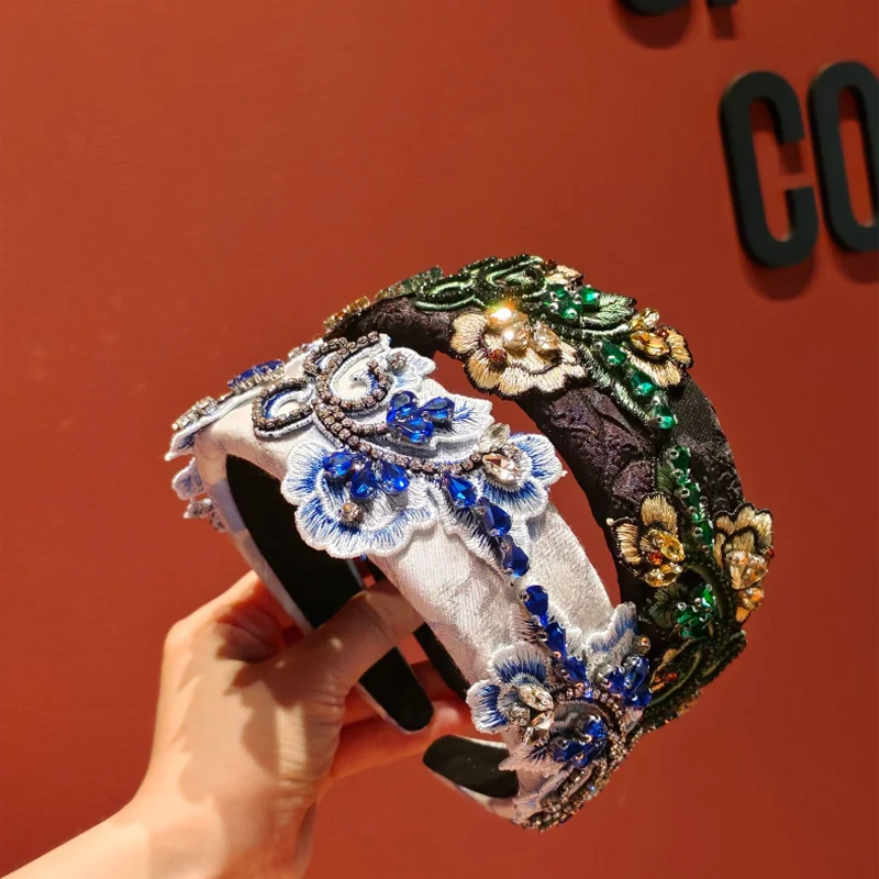 

Новый ободок для волос в китайском стиле с вышивкой и цветами, украшенный стразами, винтажная повязка на голову для женщин, повседневный аксессуар для волос, заколка для красоты и укладки