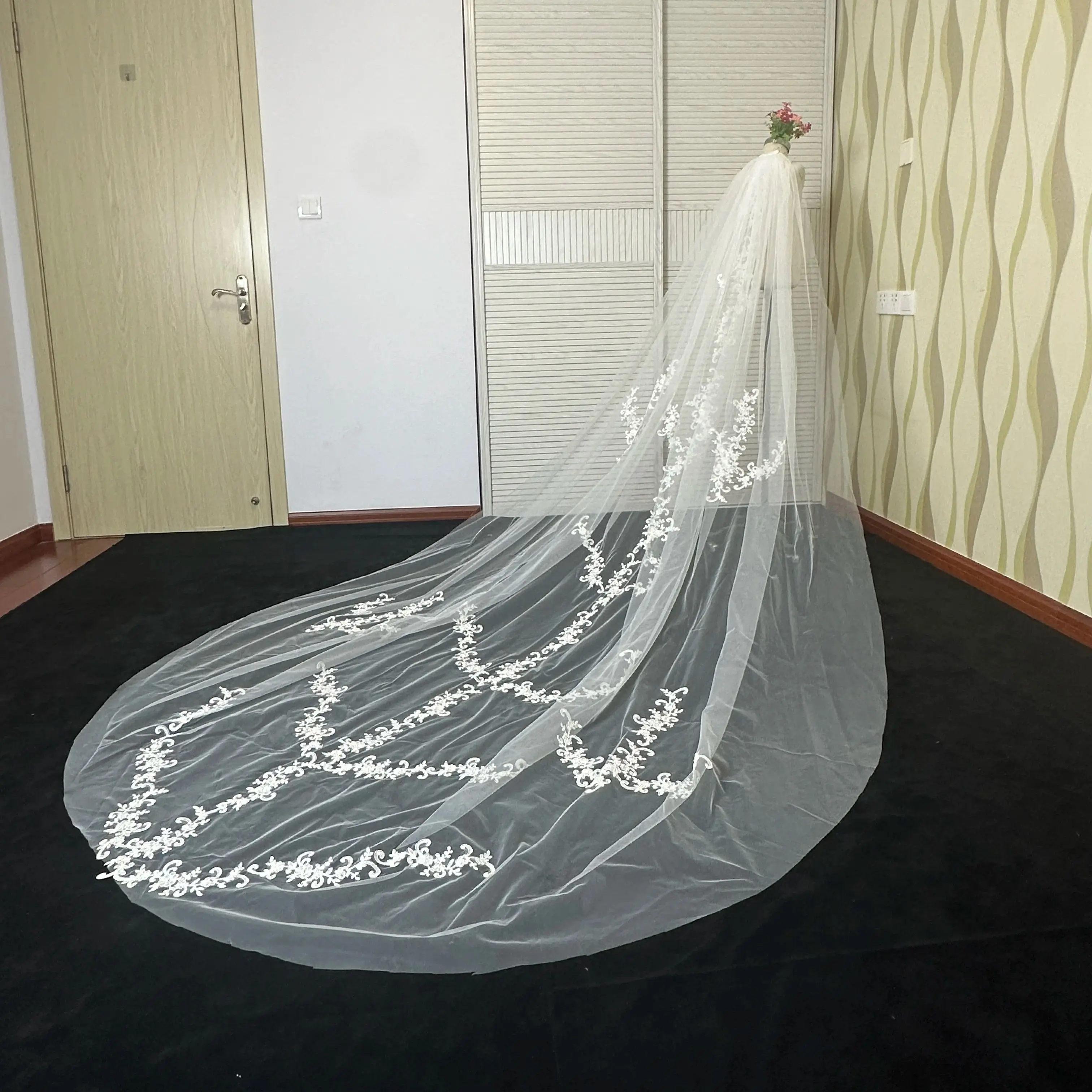 Real Photo 3m.4m.5m One Layer Wedding Veil With Comb White Lace Edge Bridal Veils Ivory Appliqued Cathedral Wedding Veil