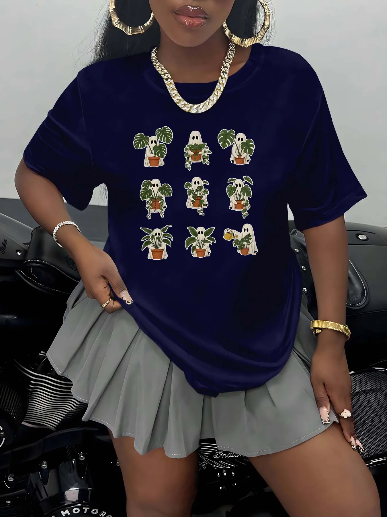 Pezzo di moda taglie forti con adorabili fantasmi che cura di piante in vaso Design che mescola l'estetica festiva divertente e delicata