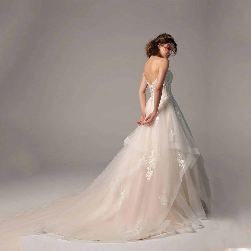 ชุดแต่งงานสีขาวคลาสสิกของอารยาผ้าทูลสำหรับชุดราตรีแบบไม่มีแขนยาวถึงพื้นปักลายโรบ เดอ ซัวรีสั่งทำพิเศษ