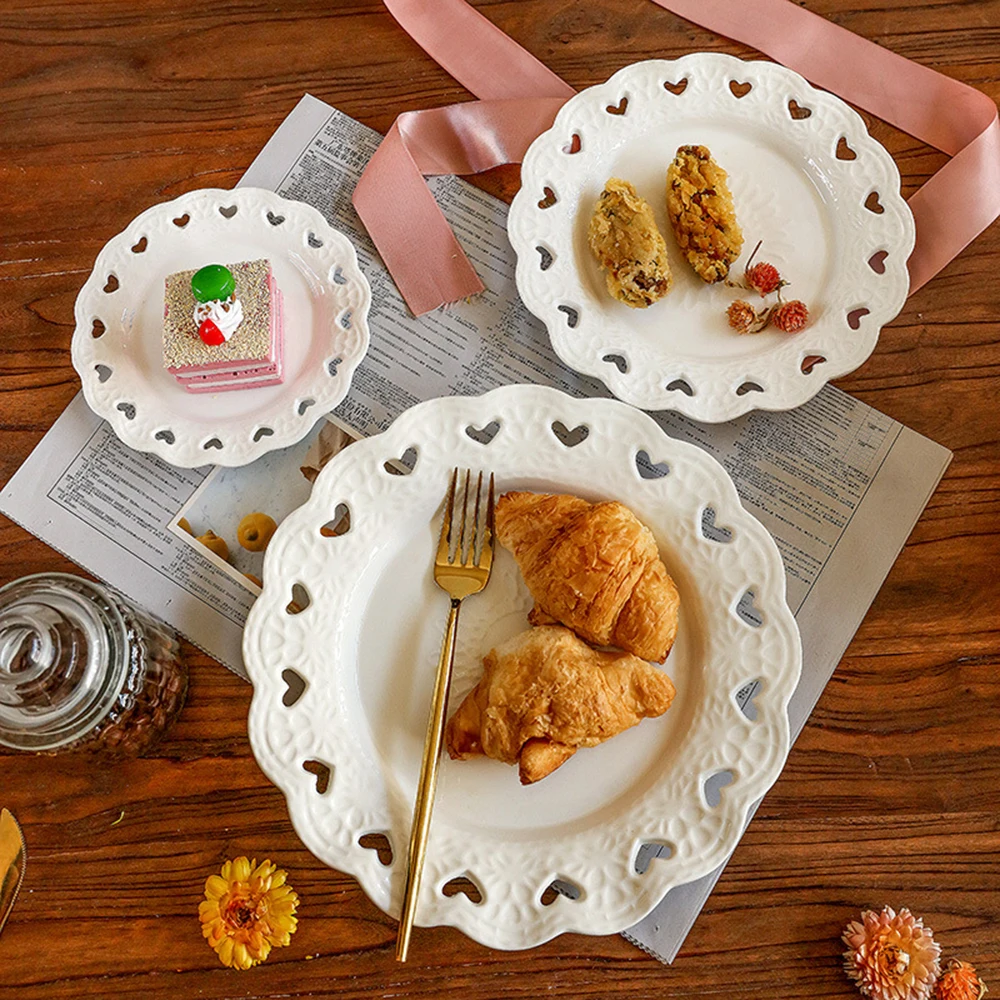 Ins Style Embossed Ceramic Plate Heart Shape Cutout Dish Round Dessert Platter Vintage Style Tableware For Kitchen Use