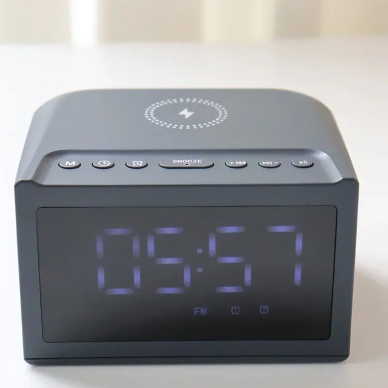Alto-falante bluetooth de carregamento sem fio hf18w com rádio fm display led despertador 3 em 1 multifuncional reprodutor de música digital hifi