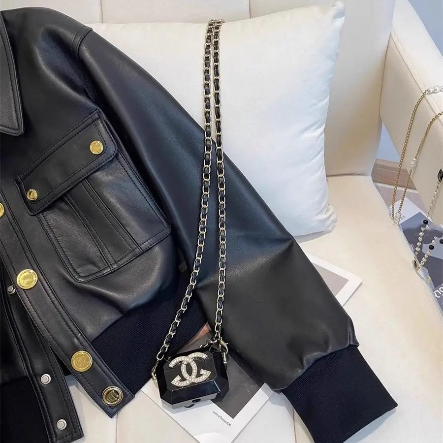 سترة مضلعة سوداء علوية نسائية قصيرة لخريف 2025 معطف جديد سترة جلدية سترة شتوية للنساء