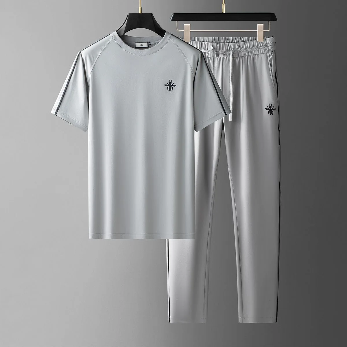 2025 جودة الصيف الرجالية رقيقة جدا الحرير الجليد تمتد حريري كول الجولة الرقبة قصيرة الأكمام الراقية الرجال الرياضة والترفيه البدلة