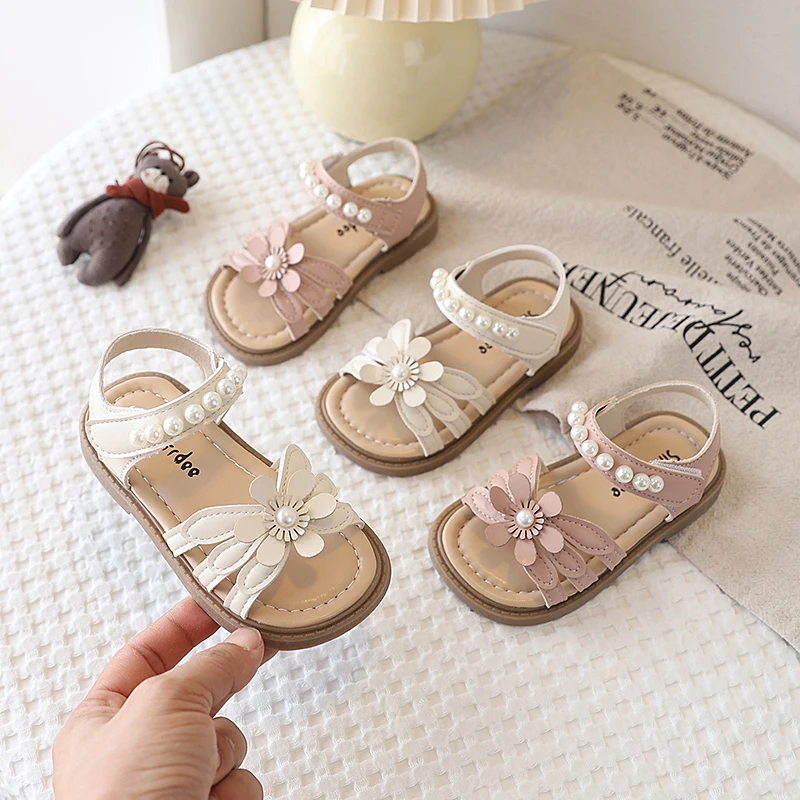 

Новые детские сандалии с жемчугом и бисером для девочек, повседневные пляжные туфли с цветами, открытый носок, мягкие, нескользящие, с ремешком на щиколотке, модные, милые, в стиле принцессы