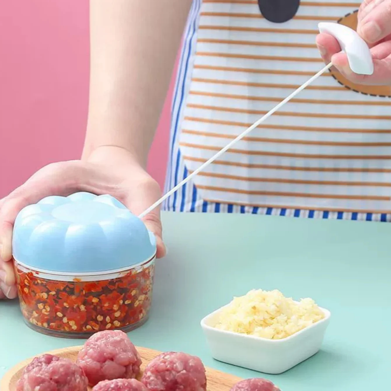 قطعة واحدة من قطاعة الخضراوات اليدوية مع حاوية، قطاعة الخضروات بسلسلة سحب يدوية لسلطة الثوم والبصل والمفرمة اليدوية