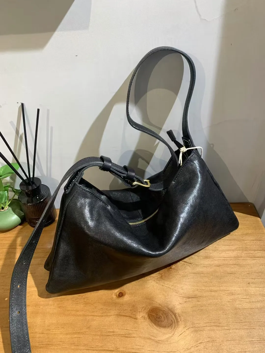 حقيبة كروس من جلد البقر المدبوغ بالزيت الثقيل المستورد، قهوة سوداء، أنجورا حمراء