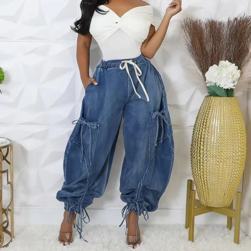 Jeans Longgar Serut Pinggang Elastis Celana Harem Denim Dicuci Pinggang Tinggi Banyak Saku Kasual Pakaian Jalanan Wanita