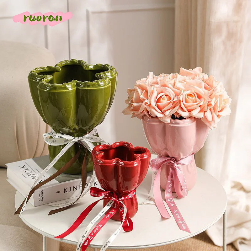Romantic Hand Held Flower Ceramic Vase for Hydroponics Dried Flower Arrangement High Value Newlywed Gift Table Decor