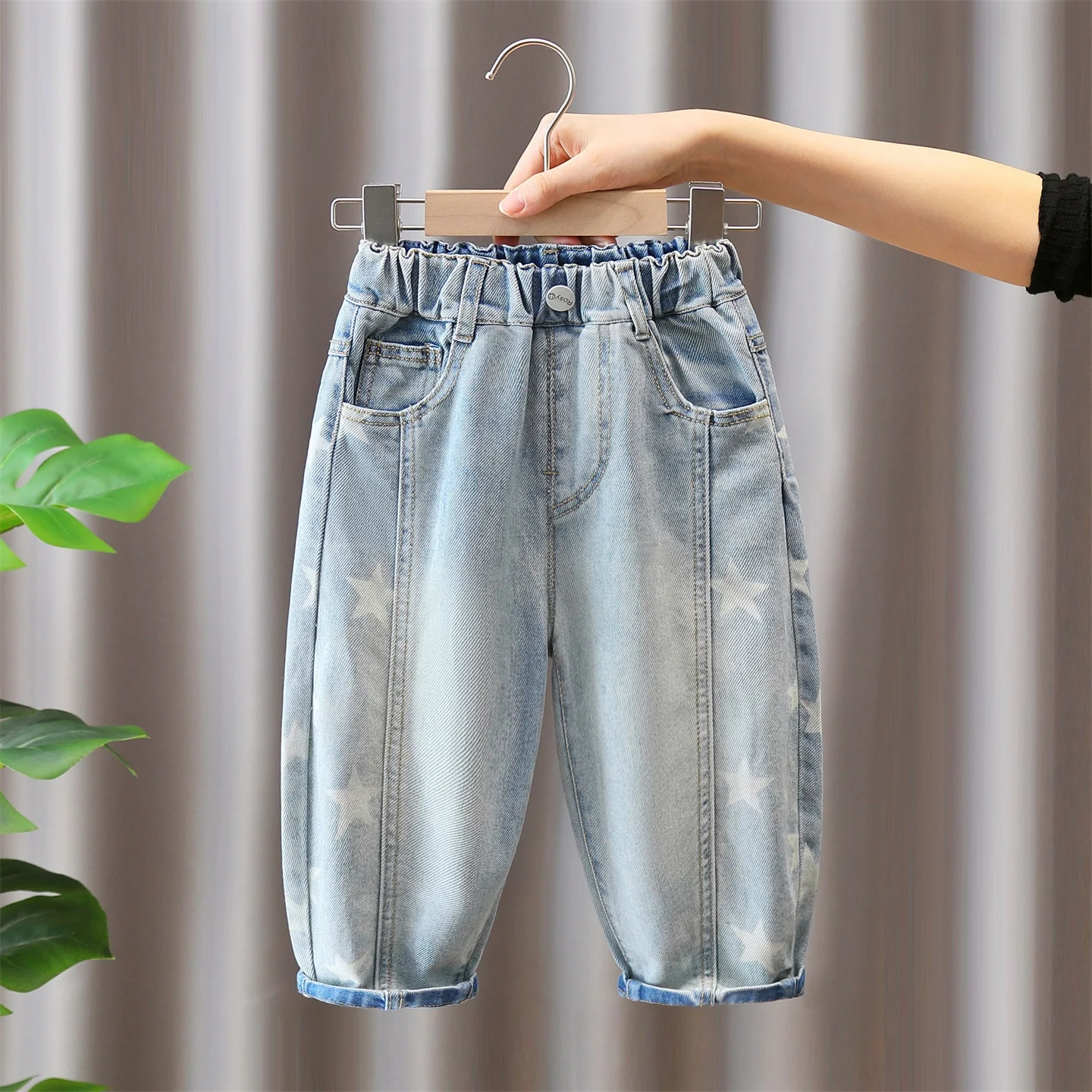 春秋ボーイズジーンズルーズストレートレッグ綿ポリエステル混紡快適カジュアル長ズボンファッショナブルな子供パンツ