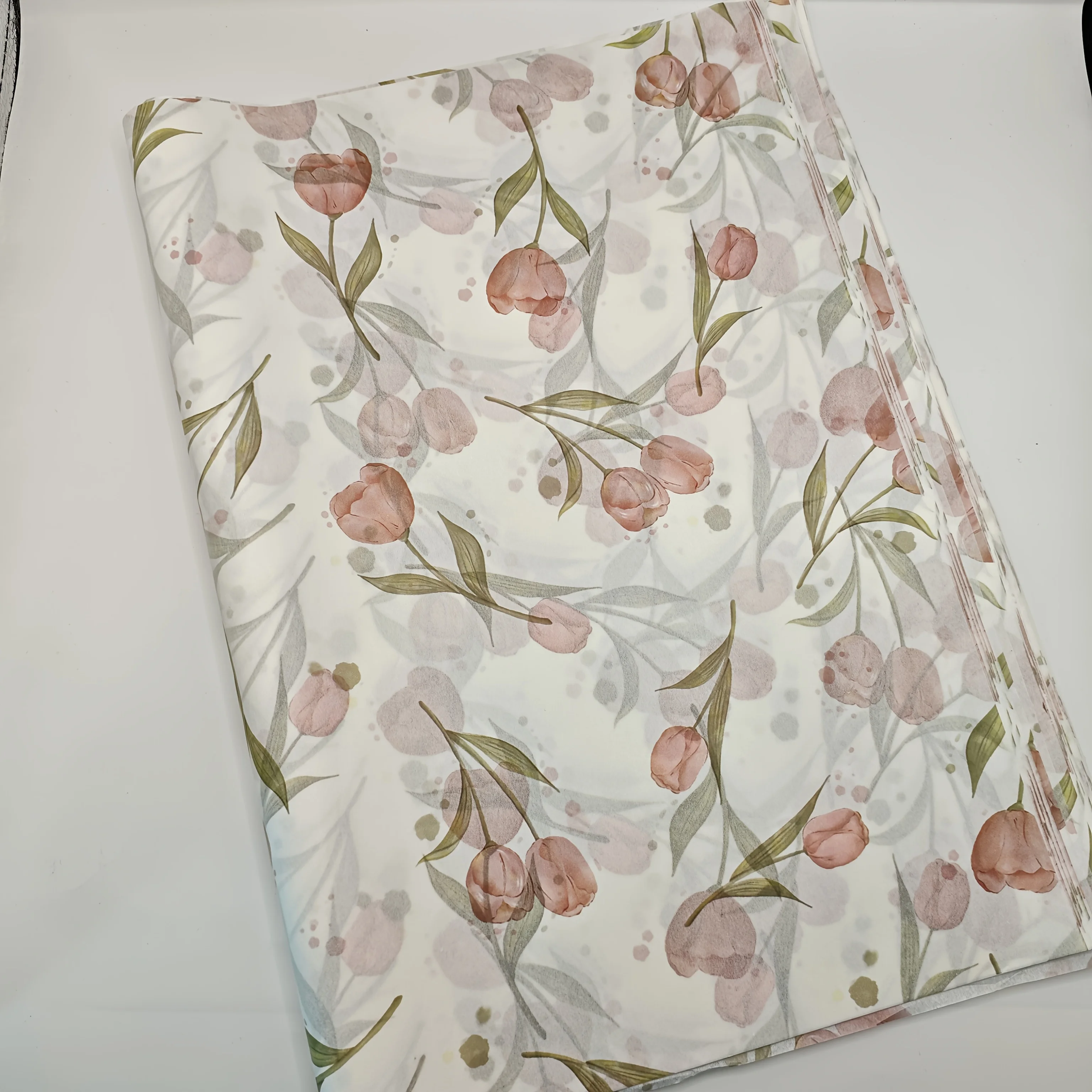 Elegantes Seidenpapier mit Tulpenmuster und grünen Blättern für Geschenkverpackungen, Weinflaschenboxen, Füllungen und Dekoration. – Detail 4
