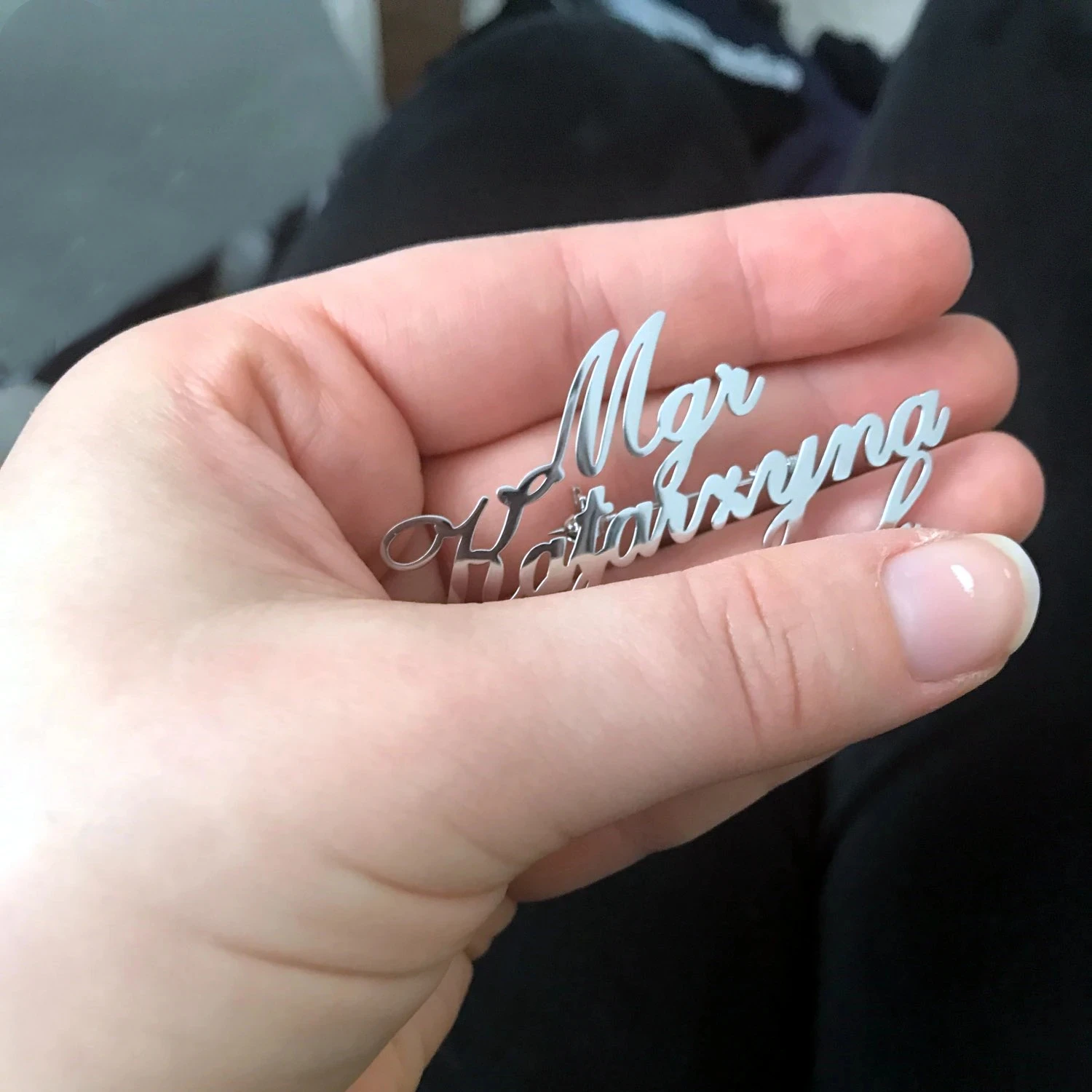Lasergravierte Namensbrosche aus Edelstahl, personalisierte Monogramm-Anstecknadel, personalisierter Schmuck für Familie, Liebhaber, Jahrestag, Geburtstagsgeschenk – Detail 9