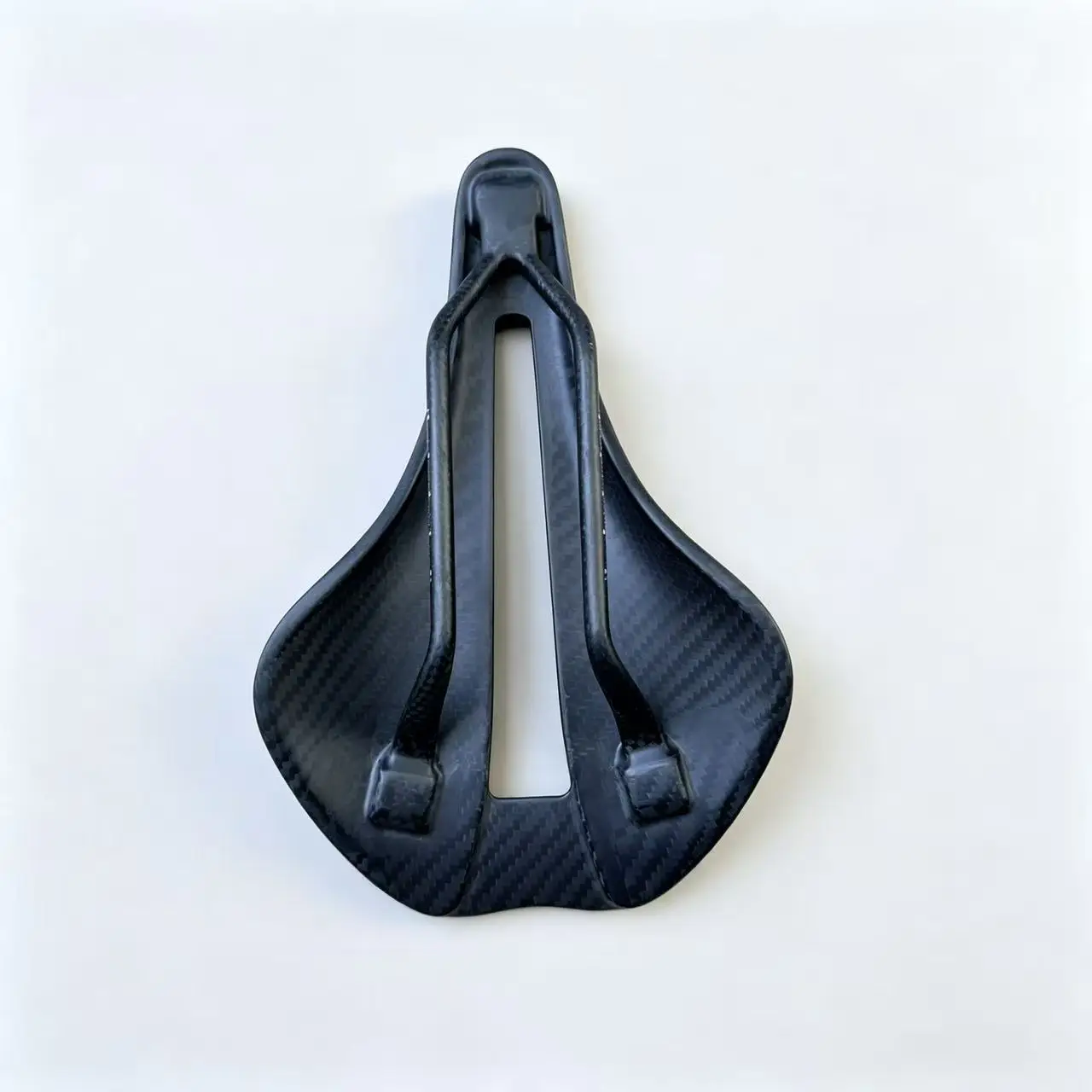 T1000 Carbonfaser-Rennradsattel, kurze Nase, 240 x 155 mm, ergonomisches Design, ultraleicht, 110 g, Fahrradsattel für Mountainbikes. – Detail 3
