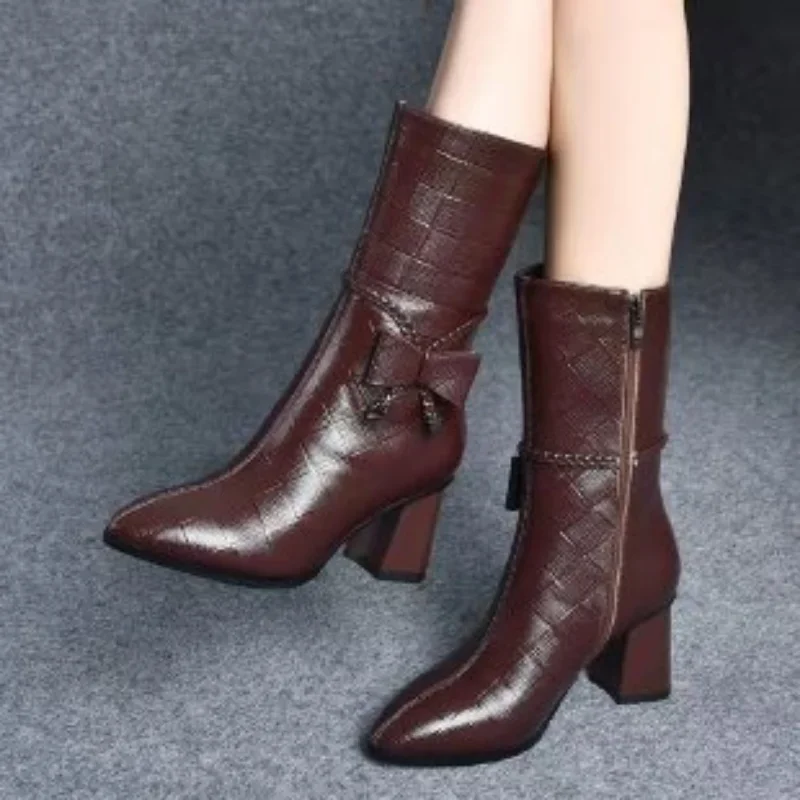2022 Medium Boots for Children In Autumn and Winter New Style Thick Heel Bow Knot Side Zipper Pointed Fashion Boots for Women
