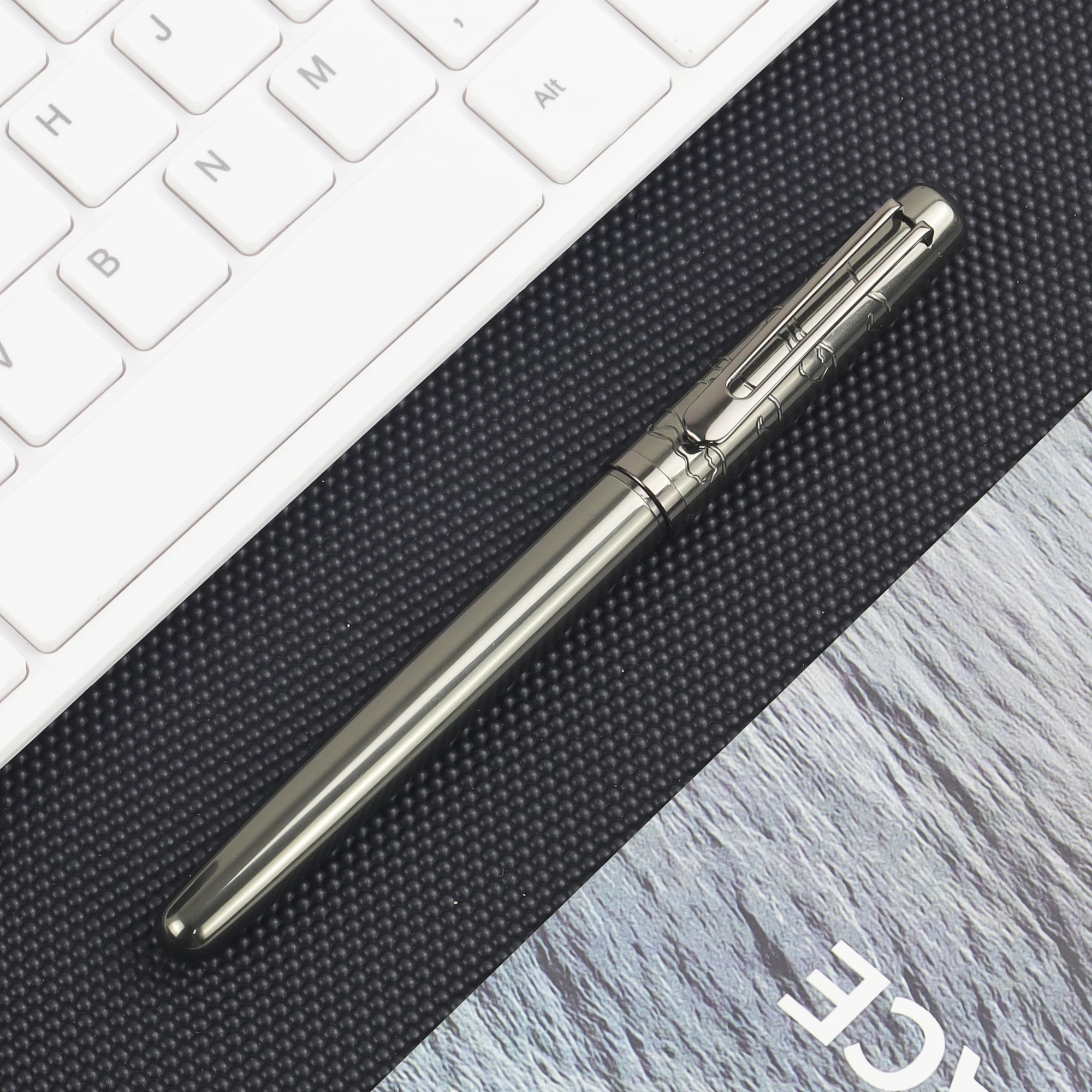 

Elegant Deep Gray Fountain Pen with Auspicious Cloud Motif, Comfort Grip Metal Body, Ideal for Business and Study - Boxed Set