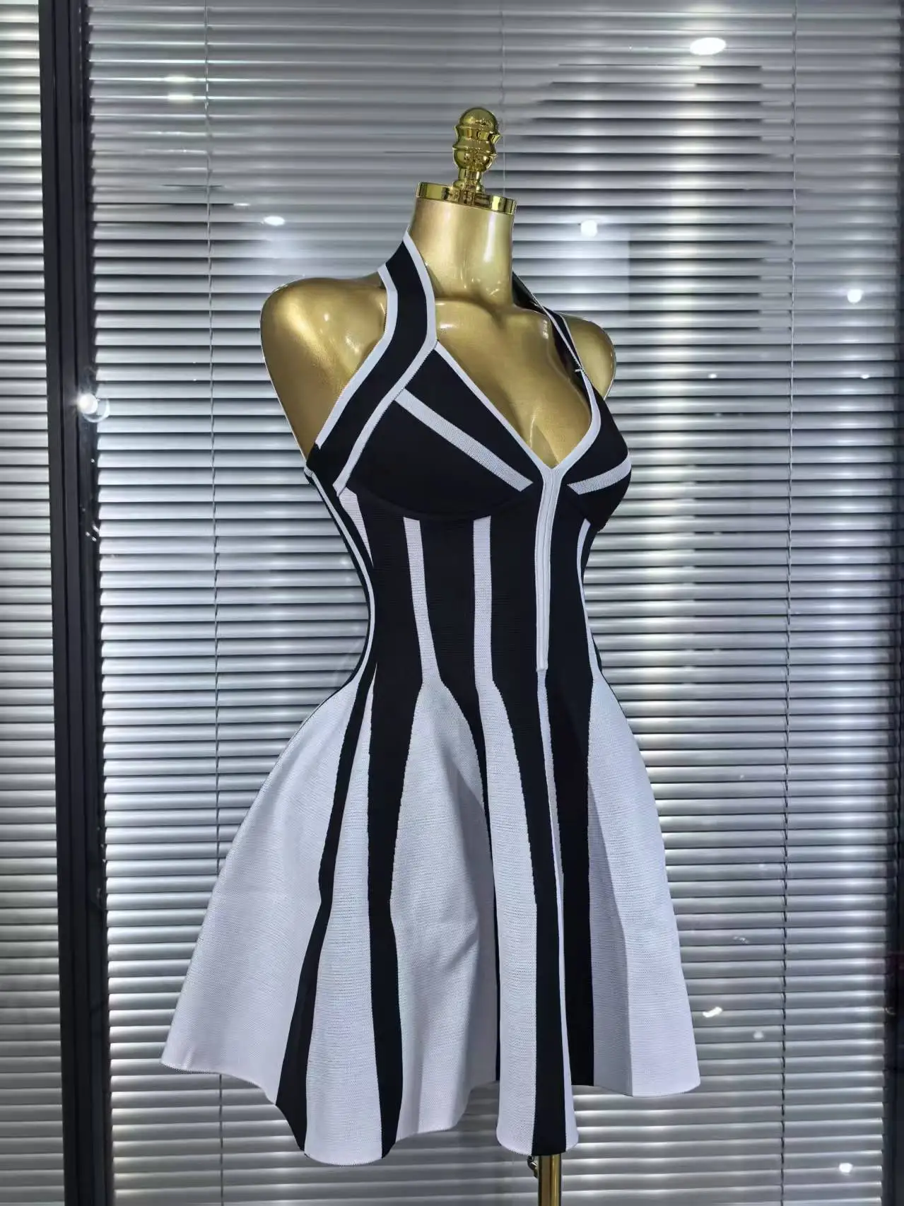 Haute qualité femmes Sexy licou dos nu a-ligne Mini robe de pansement mode célébrer soirée anniversaire filles vacances tenue
