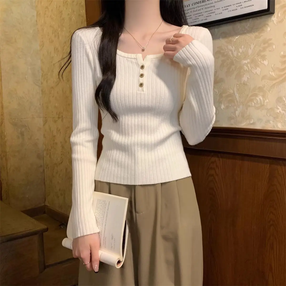 

Корейская версия вязаного свитера с длинными рукавами и низким воротником для женщин, предназначенного для осени и зимы с базовым и темпераментным верхом.