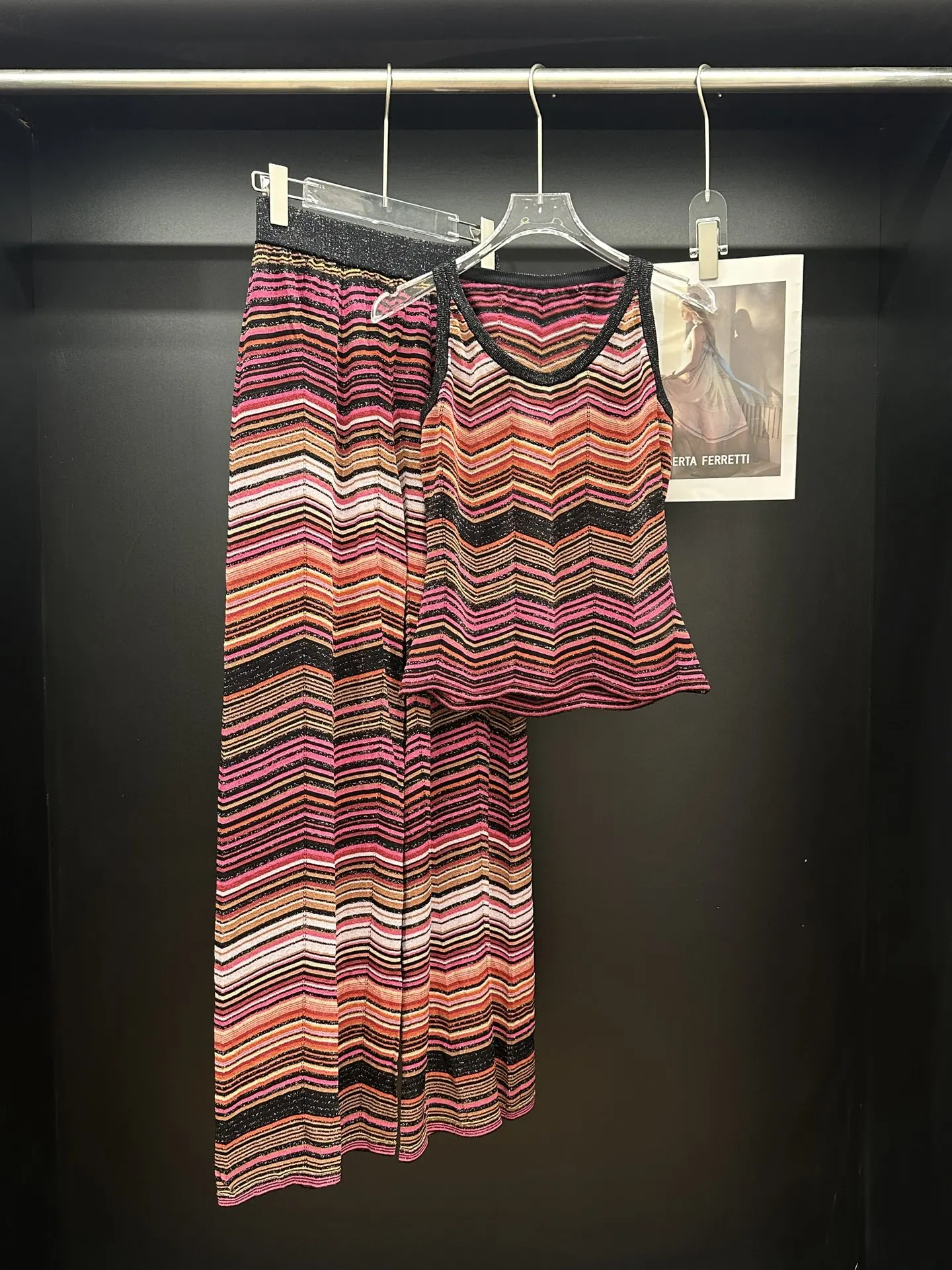 三宅プリーツ 2 ピース ストライプ セット 2025 春夏新作カラフルなパッチワーク トップ + ストライプ ワイドレッグ パンツ セット