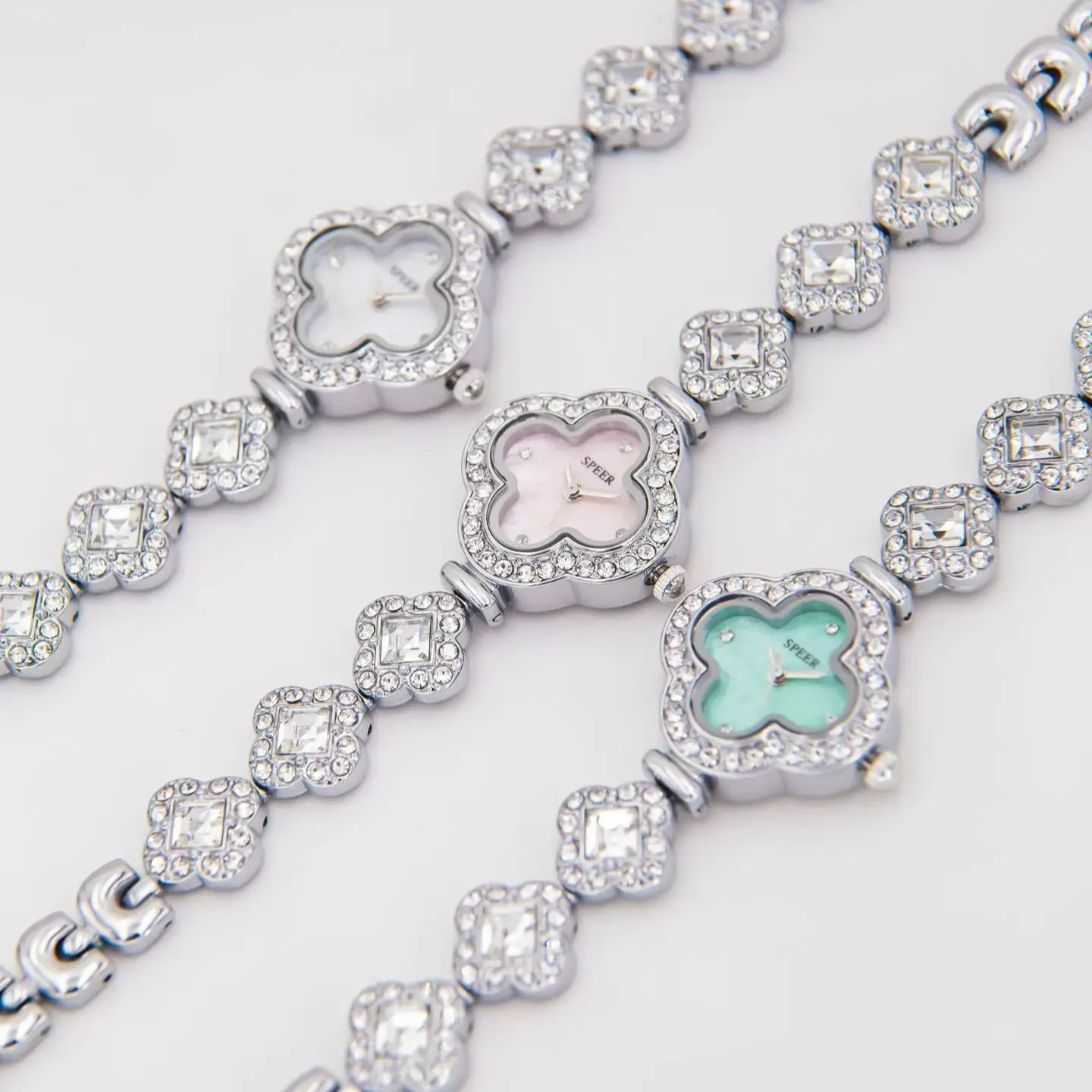 Four‑Leaf Clover Full Diamond Quartz Watch for Women Vintage Style Mother‑of‑Pearl Bracelet Quartz Wristwatch Luxury Gift