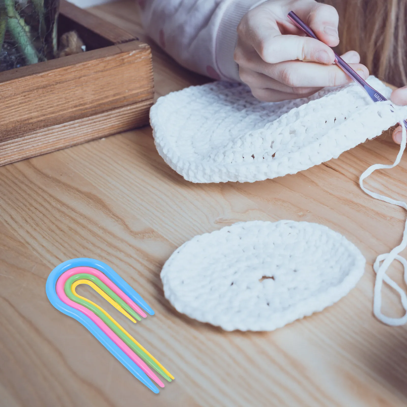 

16Pcs Cable Knitting Needles Bent U-Shaped Plastic Stitch Holders Hand Knitting Tools for Sweaters Scarves Crafting Cable Knit