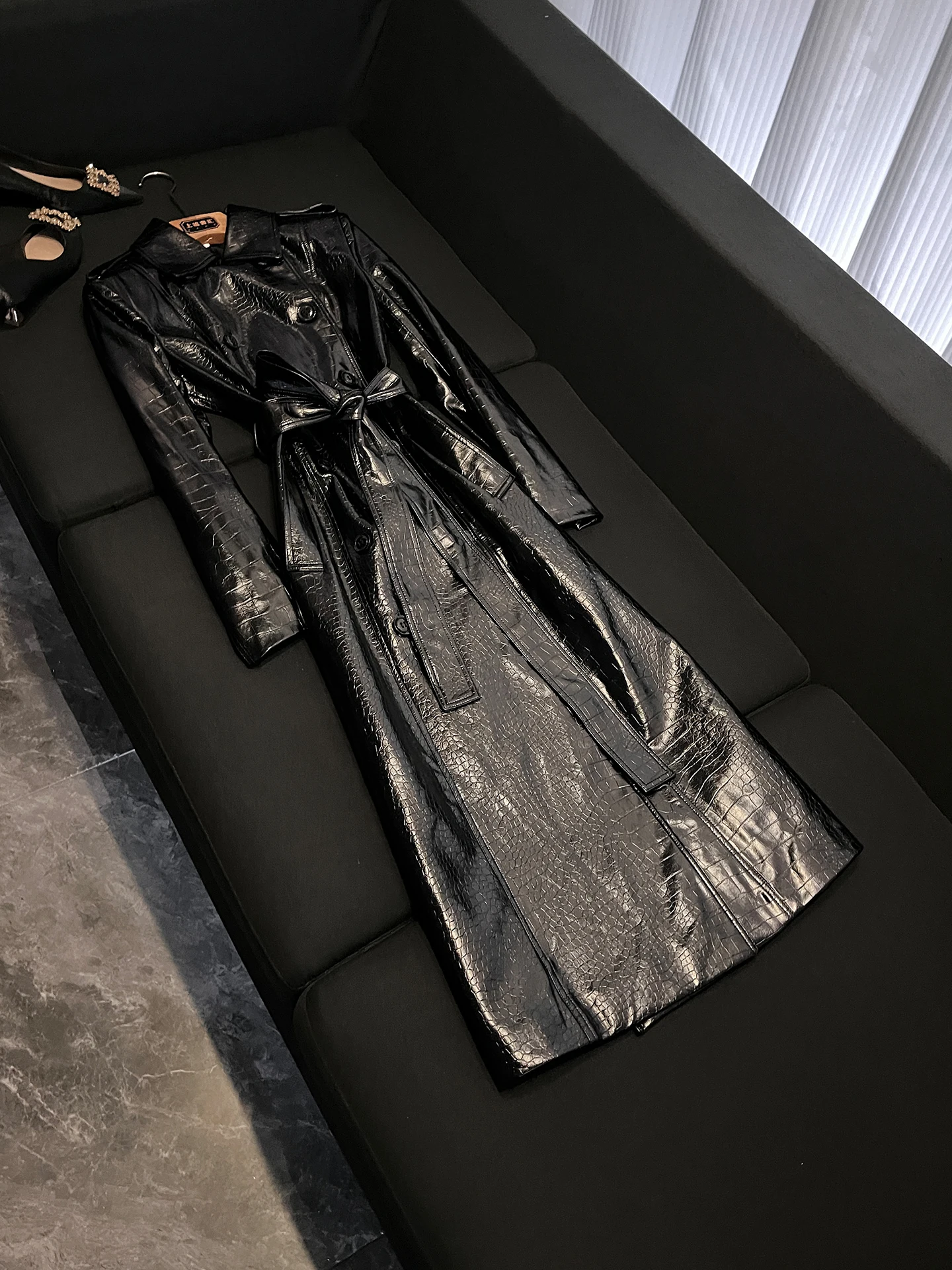 

Новая модная женская винтажная куртка-ветровка из искусственной кожи с двойным рядом пуговиц и поясом, модель BZ775, коллекция 2026 года