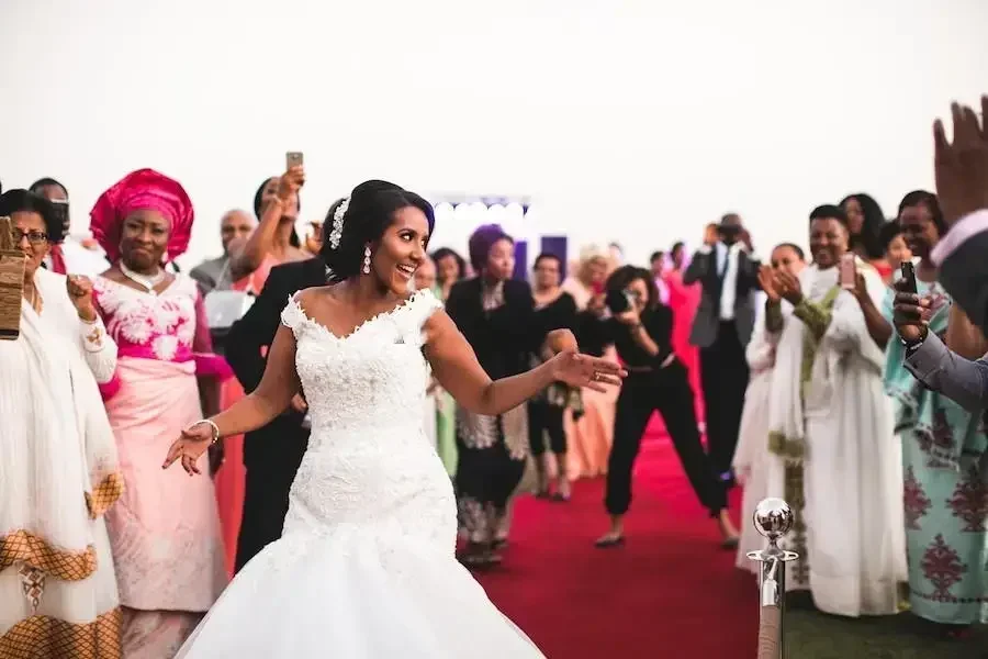 맞춤형 클래식 스위트하트 레이스 A라인 웨딩드레스 스윕 트레인 오프숄더 로브 드 마리에 야외 웨딩 가운