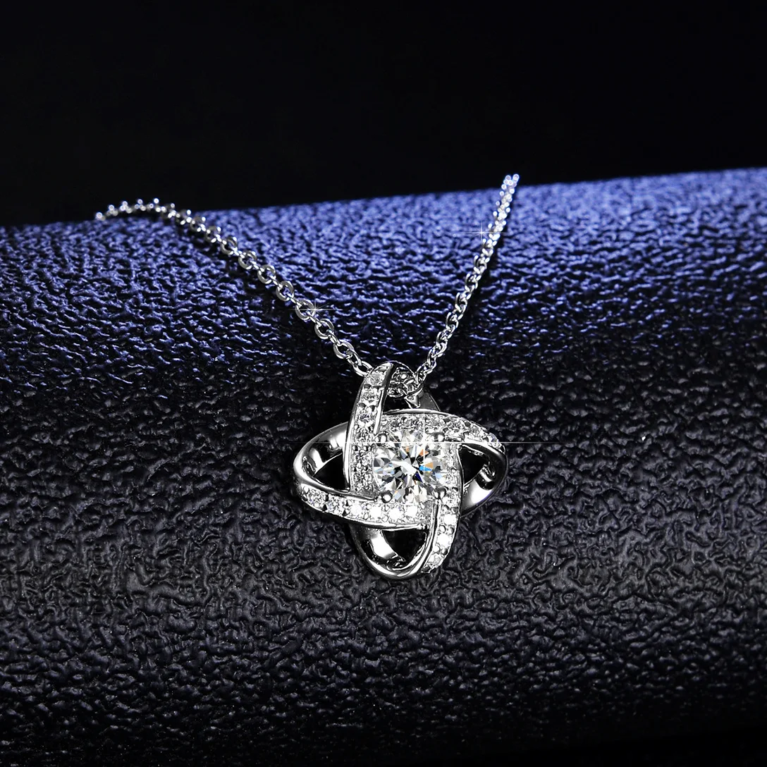 18K Gold Pendant, 1-carat Moissanite Necklace, Women's Fashionable Clover Windmill, New Platinum PT950 Collarbone Chain