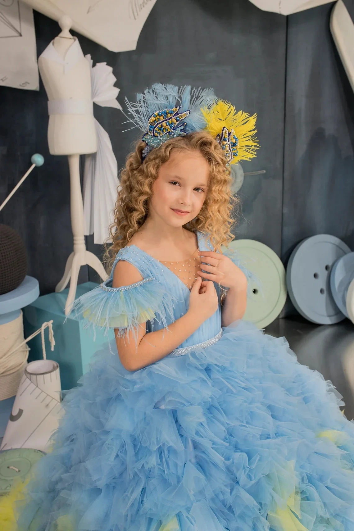 Robes de demoiselle d'honneur en tulle à volants et plumes, magnifique robe bleue et jaune, robe longue pour reconstitution historique, fête de mariage et anniversaire, robe de Rhinitiée