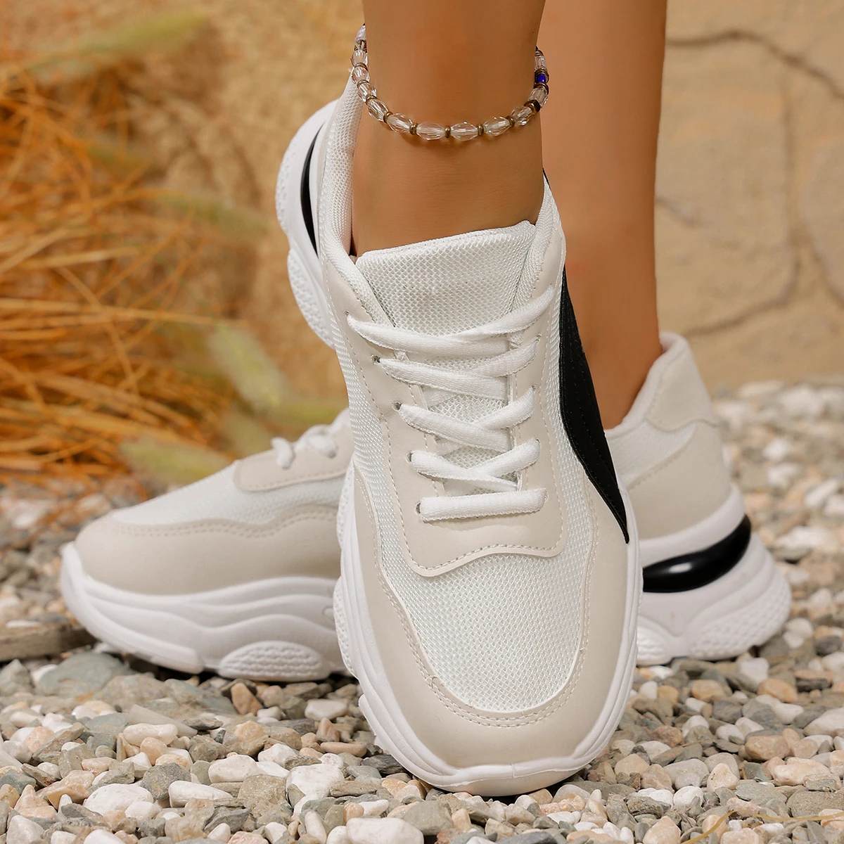 Chaussures de papa à semelles épaisses augmentant la hauteur, chaussures de sport décontractées polyvalentes pour femmes, sens du design de niche, chaussures blanches, nouvelle collection 2025