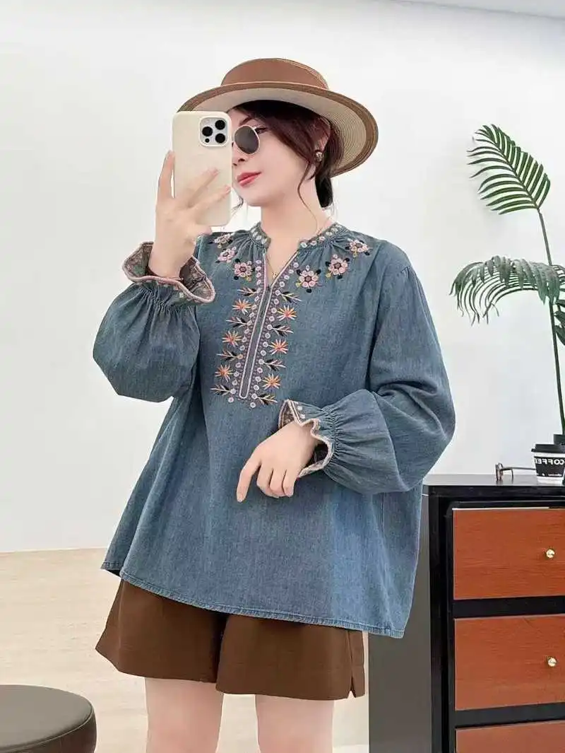 เสื้อเชิ้ตเดนิมแขนยาวฤดูหนาวปี 2025 ใหม่ ผู้หญิง คอวี ปักลายเรขาคณิต สไตล์โมริเกิร์ล วินเทจ ลายชนเผ่า ทรงหลวม รุ่น T5N552CC