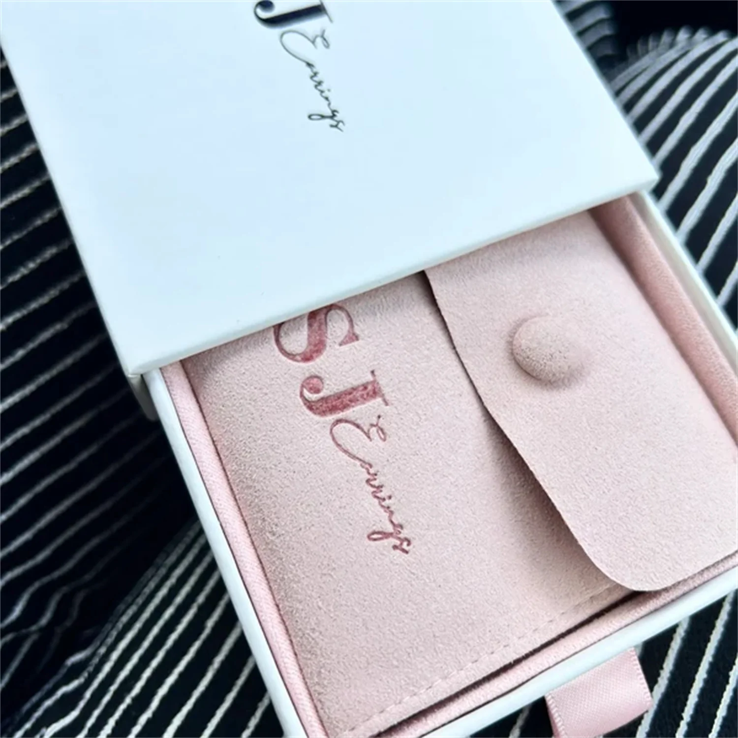 

50 шт. 9,3*9,3*2,5 см бумажная шкатулка на заказ шкатулка для драгоценностей с замшей внутри персонализированная с вашим логотипом ожерелье серьги упаковка ящик