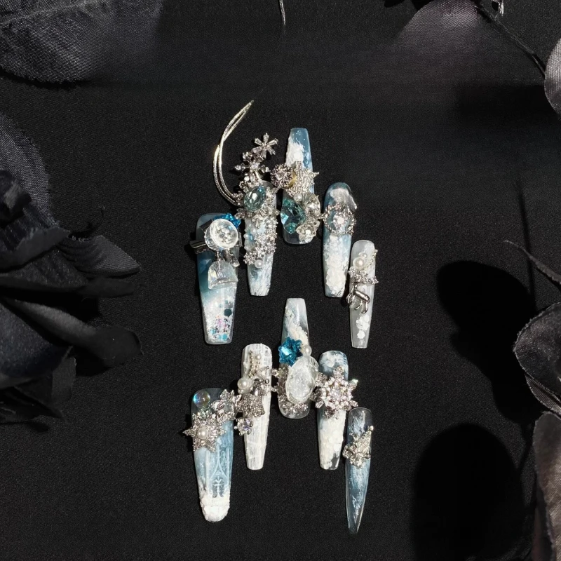 

Hand-worn armor autumn and winter blue and white snowflake chain transfer beads heavy industry flow hemp