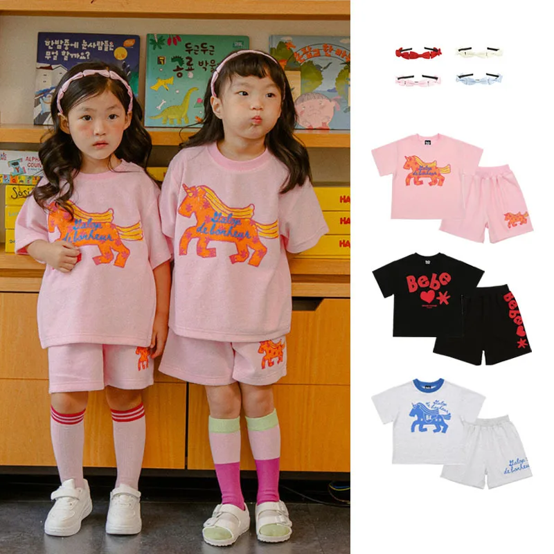 

Летние комплекты одежды для детей 2026 года: футболки с коротким рукавом и брюки с милым принтом для мальчиков и девочек