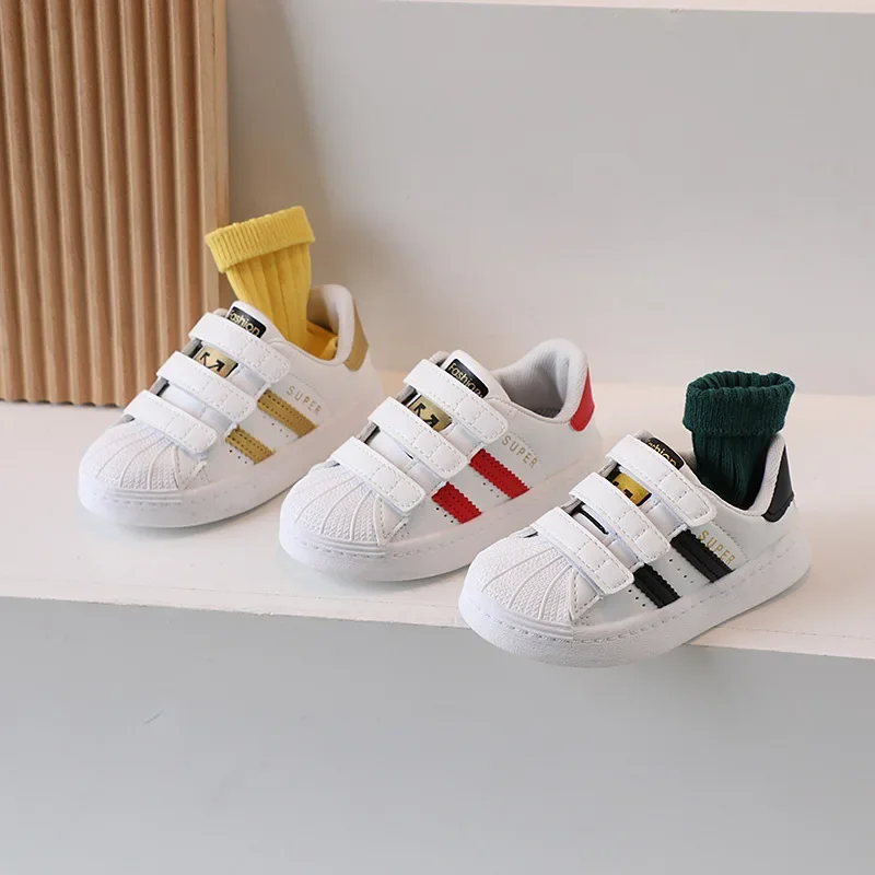 أحذية رياضية للأطفال للربيع والخريف موديلات الفصول الأربعة للأولاد والبنات أحذية كاجوال برأس صدفة أحذية بيضاء صغيرة